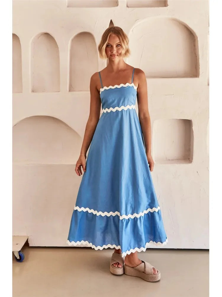 Sonnenverkleidetes gestreiftes Maxikleid