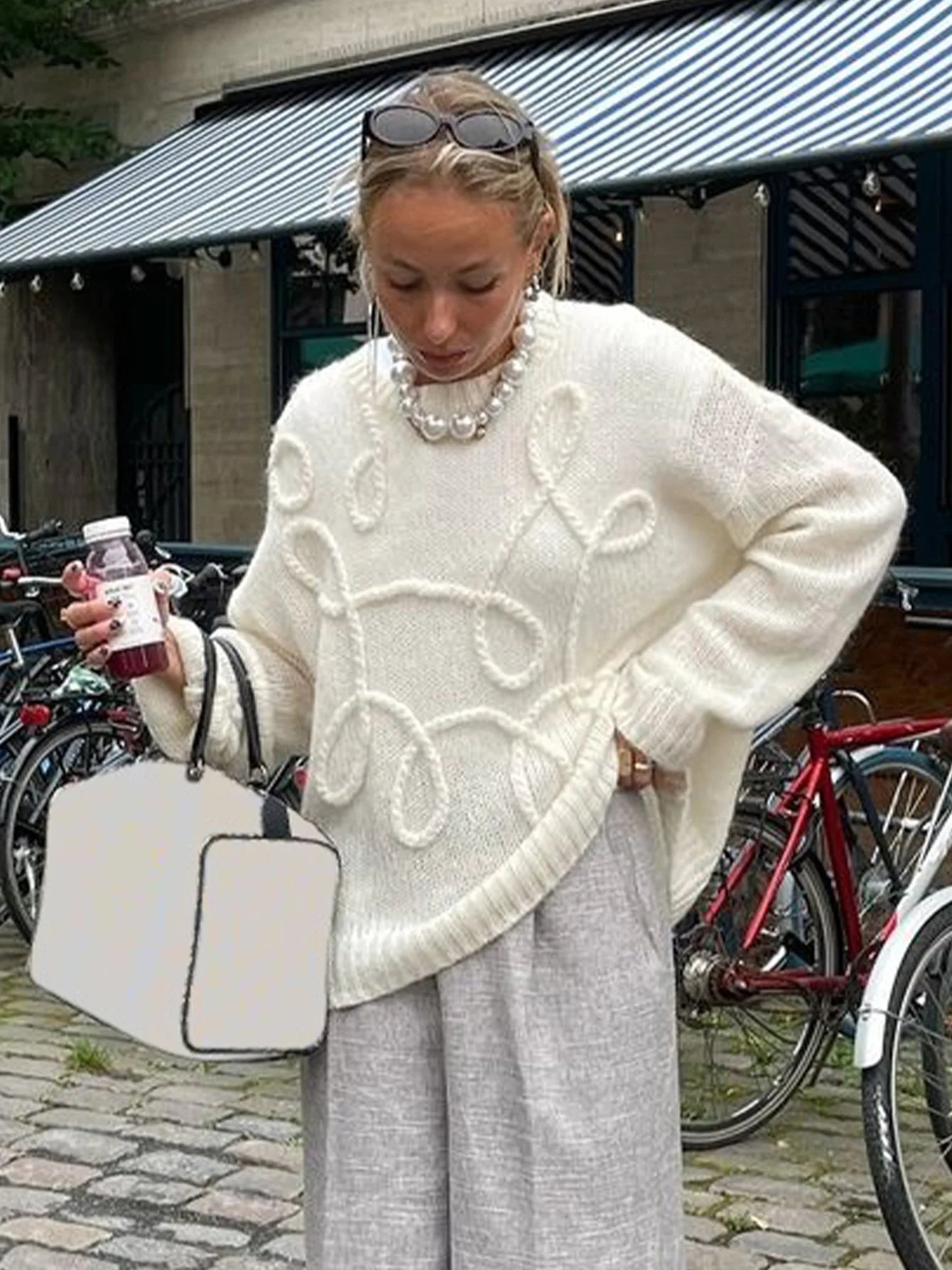 Eleganter gestickter Strickpullover