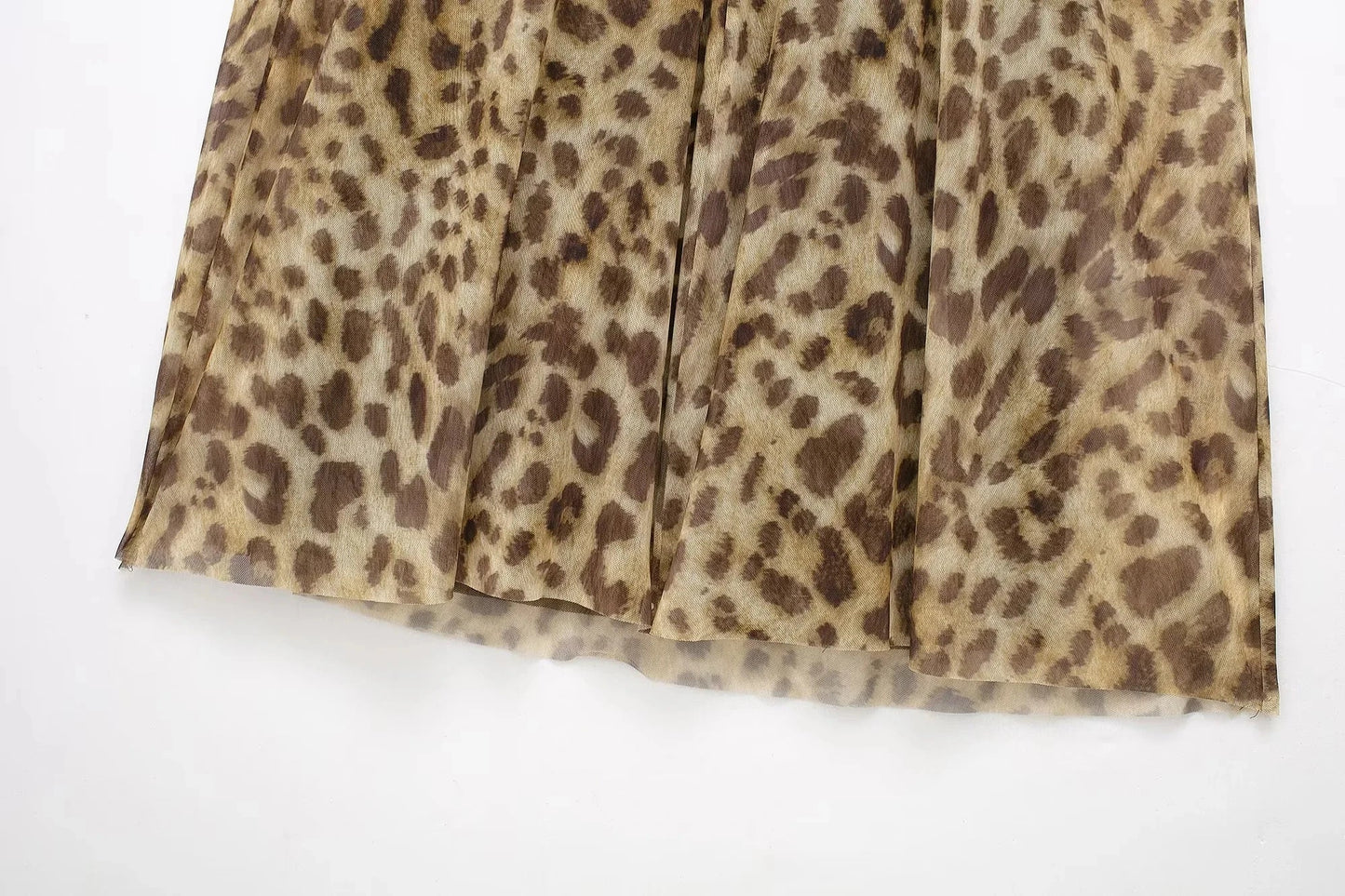 Abito in chiffon con stampa leopardata feroce e flirty