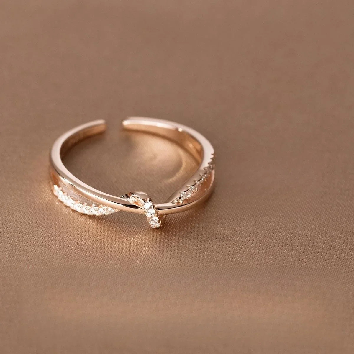 Anillo de nudo eterno