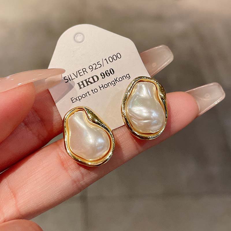 The Pearl Earrings