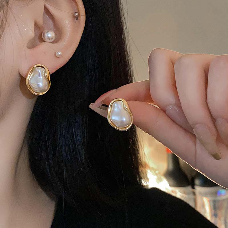 The Pearl Earrings